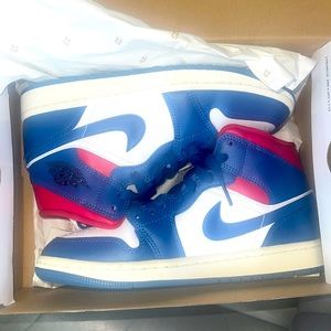 WMNS Air Jordan 1 Mids